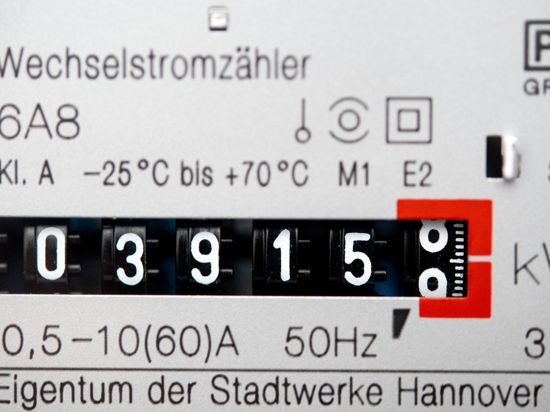 Ein Wechselstromzähler zeigt den aktuellen Zählerstand in Kilowattstunden in einem Haushalt an.