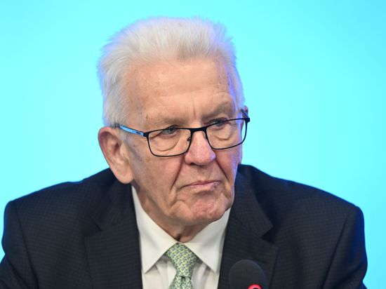 Baden-Württembergs Ministerpräsident Winfried Kretschmann (Grüne) nimmt an einer Pressekonferenz teil.