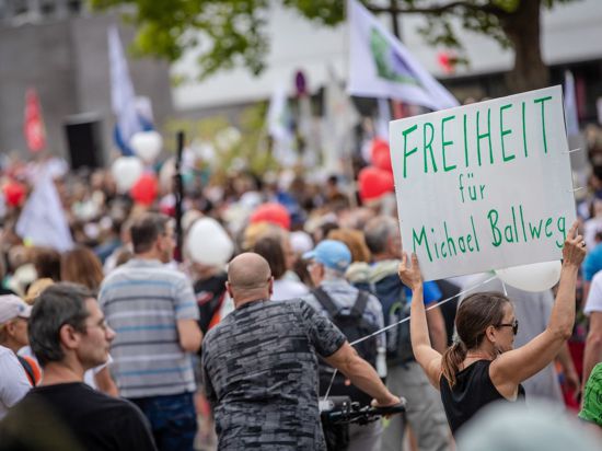 „Freiheit für Michael Ballweg“ steht auf dem Schild einer Teilnehmerin einer Demonstration.