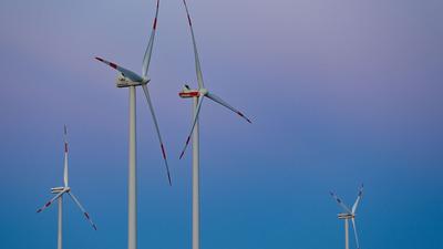 Ein Windenergiepark zu Abenddämmerung.