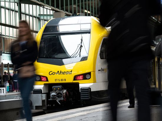 Ein Zug des Bahnunternehmens Go-Ahead steht am Stuttgarter Hauptbahnhof.