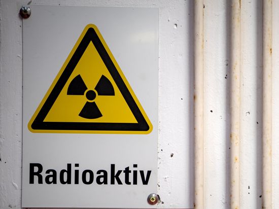 Ein Warnhinweis-Schild mit der Aufschrift „Radioaktiv“.