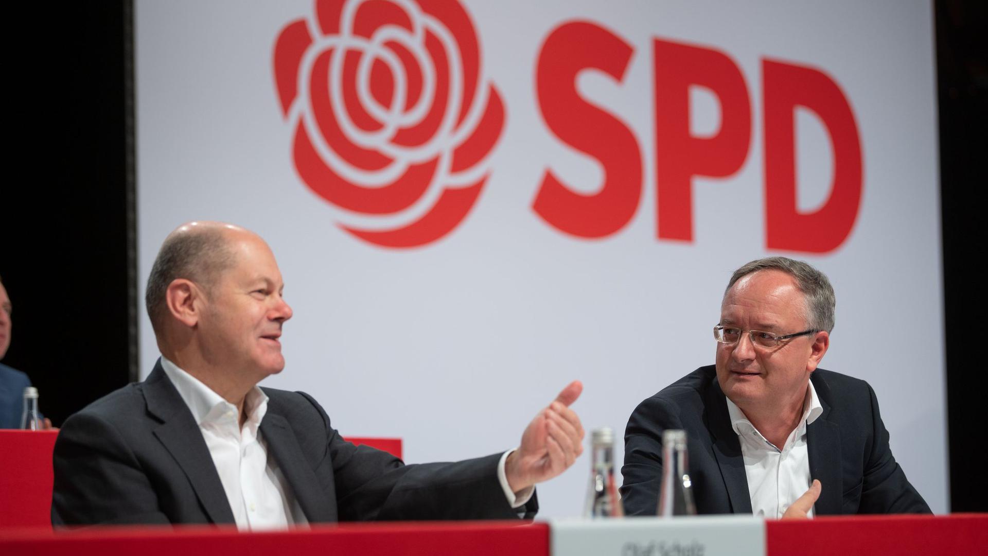 Andreas Stoch (r), Landesvorsitzender der SPD BW, während eines eintägigen Online-Parteitag der SPD.