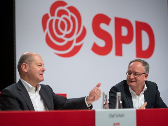 Andreas Stoch (r), Landesvorsitzender der SPD BW, während eines eintägigen Online-Parteitag der SPD.