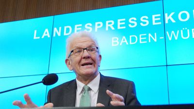 Baden-Württembergs Ministerpräsident Winfried Kretschmann (Grüne) spricht bei einer Landespressekonferenz.