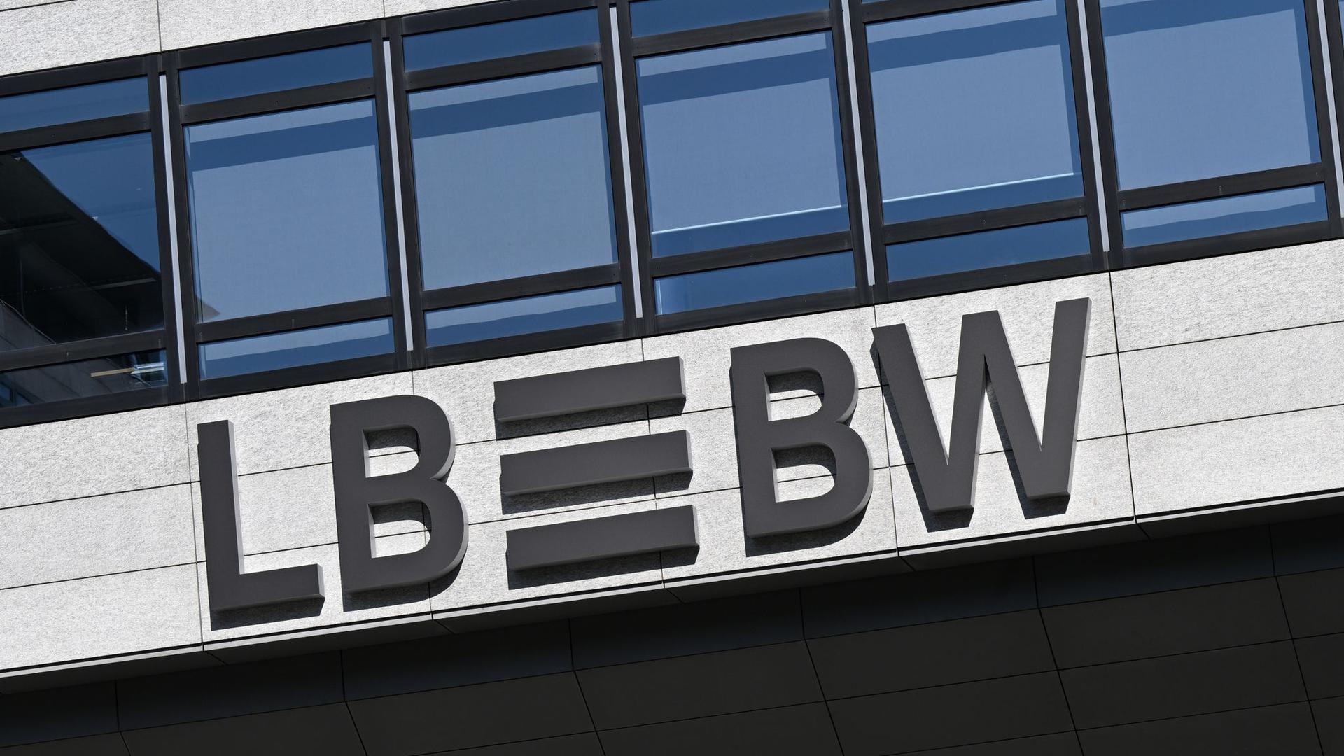Das Logo der Landesbank Baden-Württemberg LB BW ist an der Hauptverwaltung in Stuttgart angebracht.