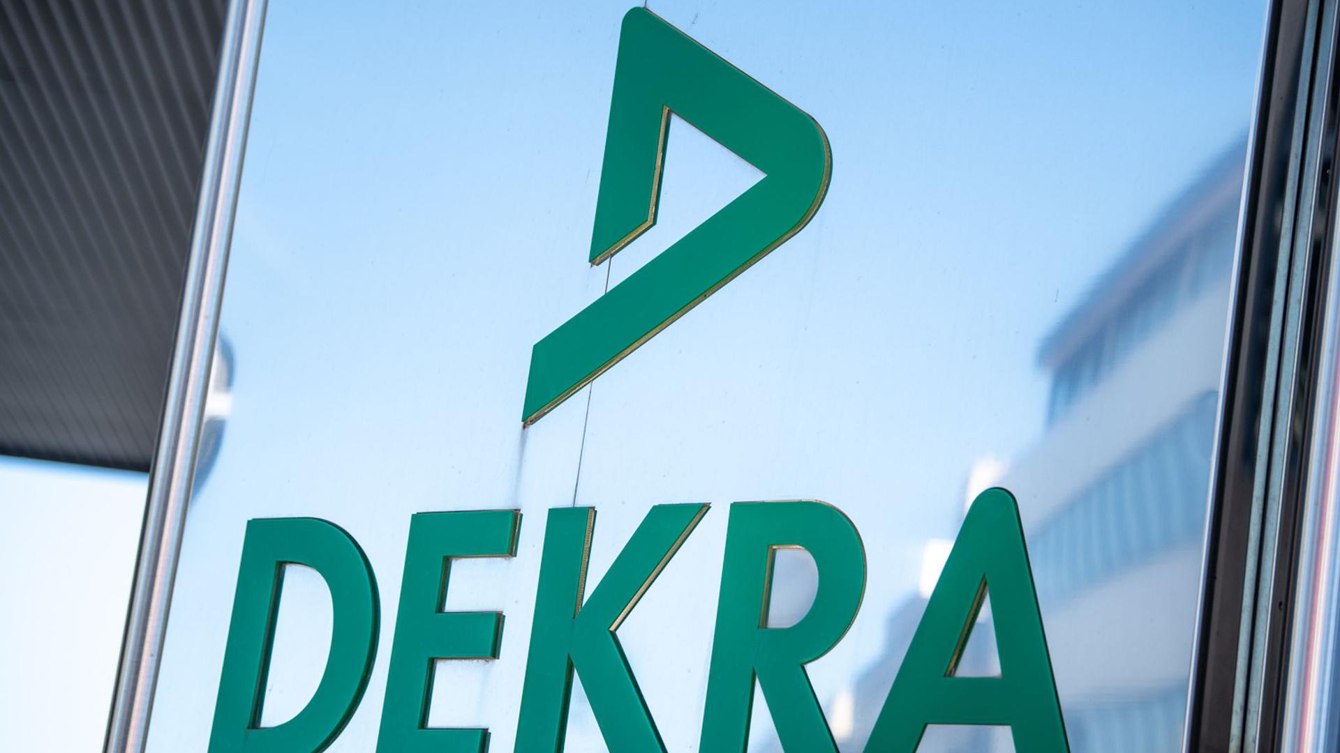 Das Logo der Dekra steht am Firmengebäude.