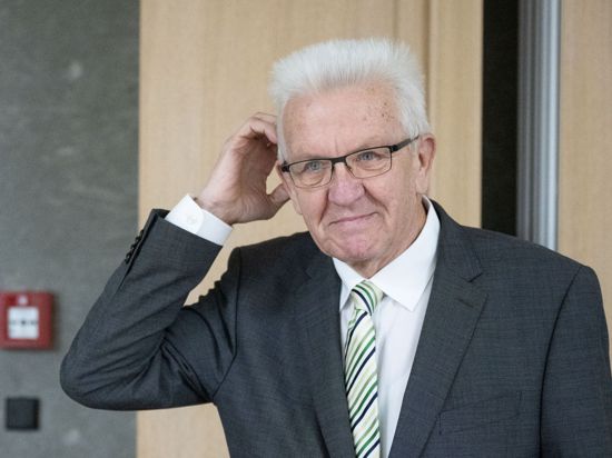 Winfried Kretschmann (Bündnis 90/Die Grünen), Ministerpräsident von Baden-Württemberg, gestikuliert.