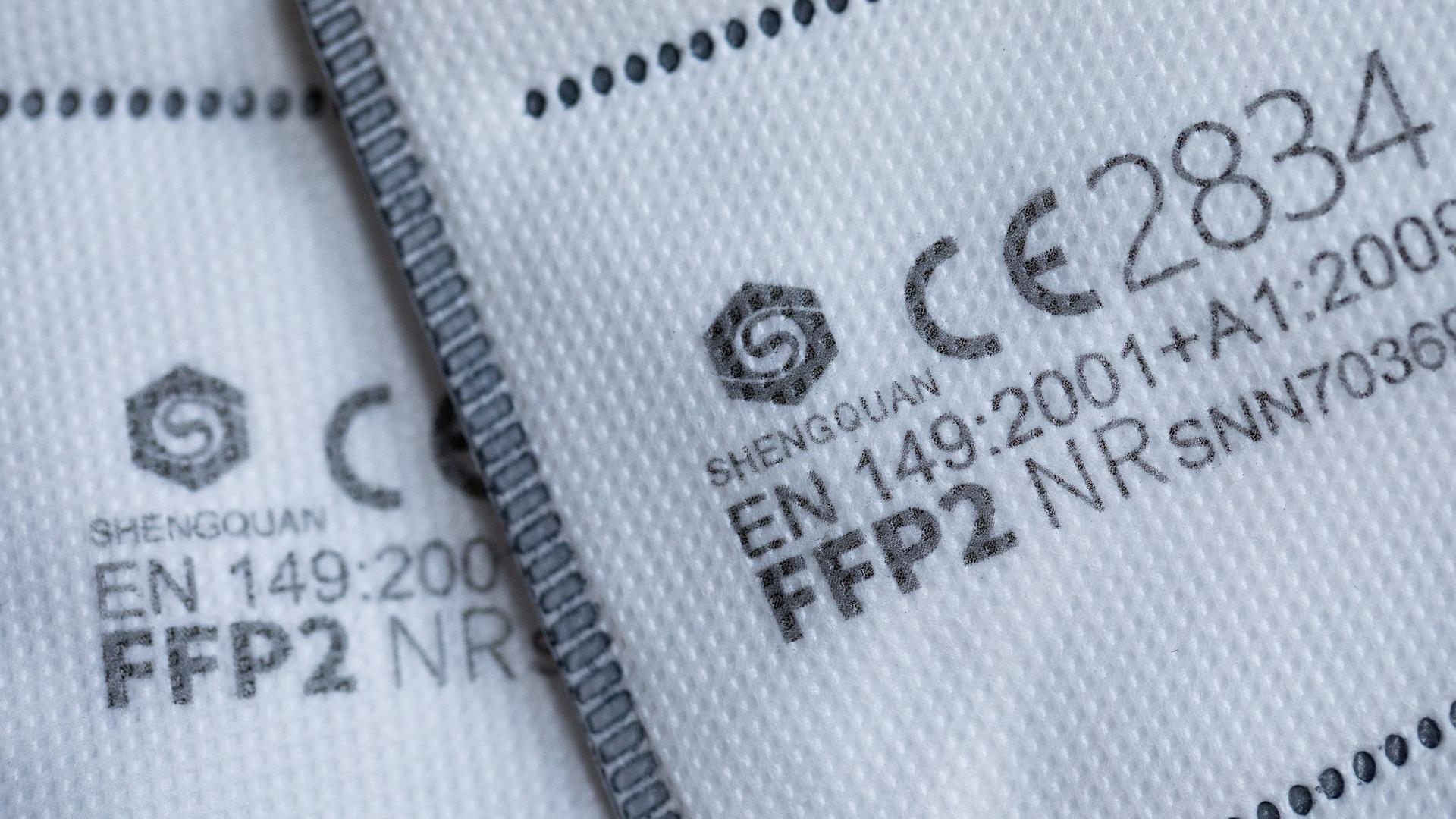 FFP2-Masken mit CE-Zertifizierung liegen auf einem Tisch.