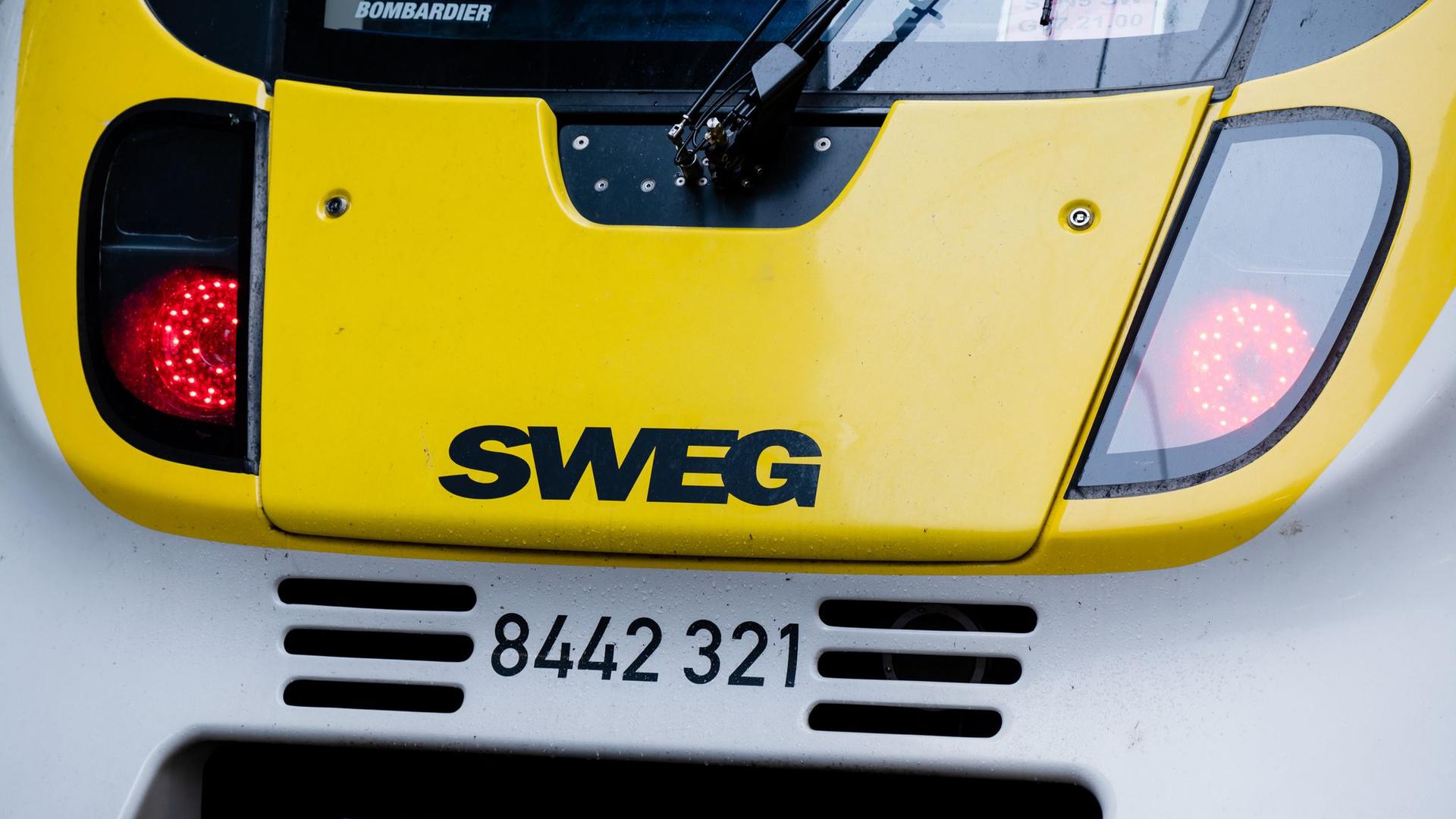 Das Logo der SWEG auf einem Zug.