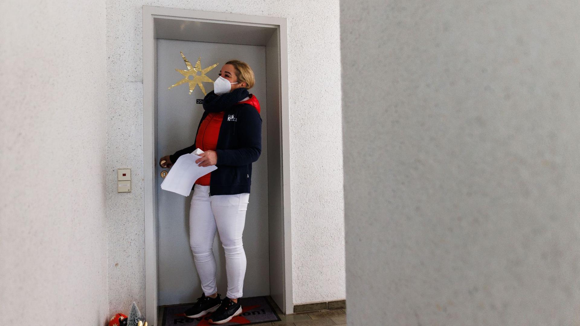 Eine Mitarbeiterin beim mobilen Pflegedienst Schulz verlässt die Wohnung einer Patientin.