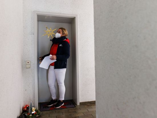 Eine Mitarbeiterin beim mobilen Pflegedienst Schulz verlässt die Wohnung einer Patientin.