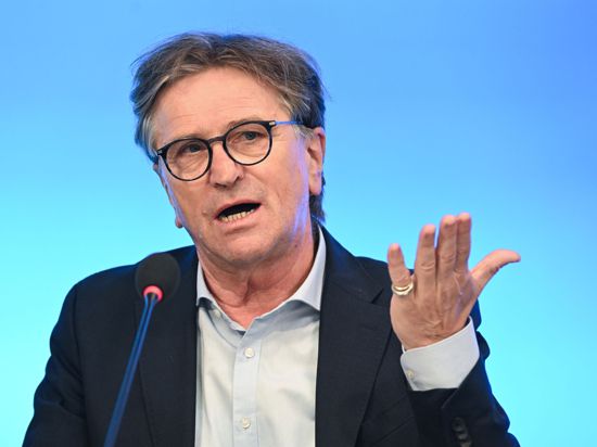 Manfred Lucha (Bündnis 90/Die Grünen), Minister für Soziales und Integration in Baden-Württemberg spricht im Landtag.