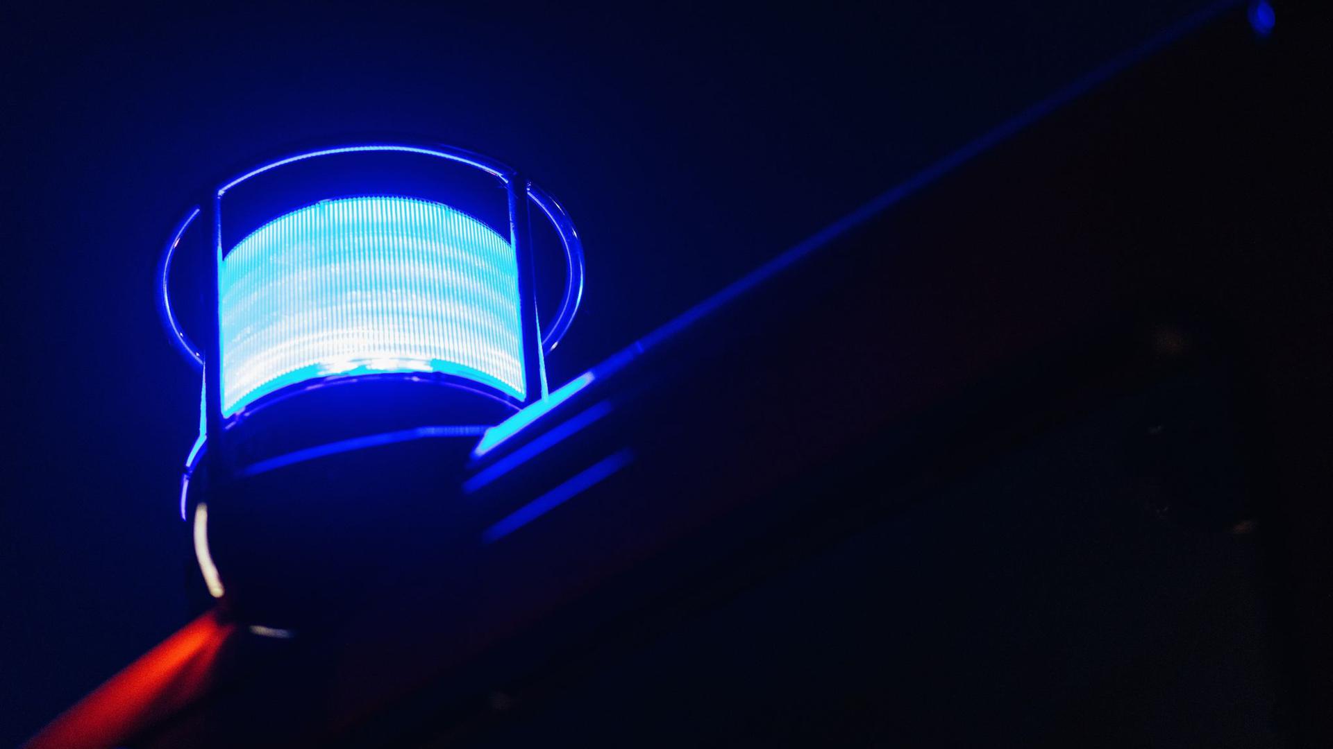 Ein Blaulicht leuchtet auf dem Dach eines Feuerwehrfahrzeugs.