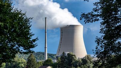 Wasserdampf steigt aus dem Kühlturm eines Atomkraftwerks in Bayern.