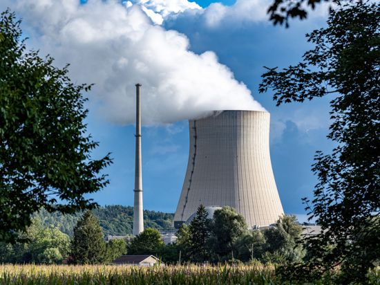 Wasserdampf steigt aus dem Kühlturm eines Atomkraftwerks in Bayern.