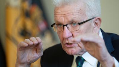 Baden-Württembergs Ministerpräsident Winfried Kretschmann (Grüne) gibt ein Interview.