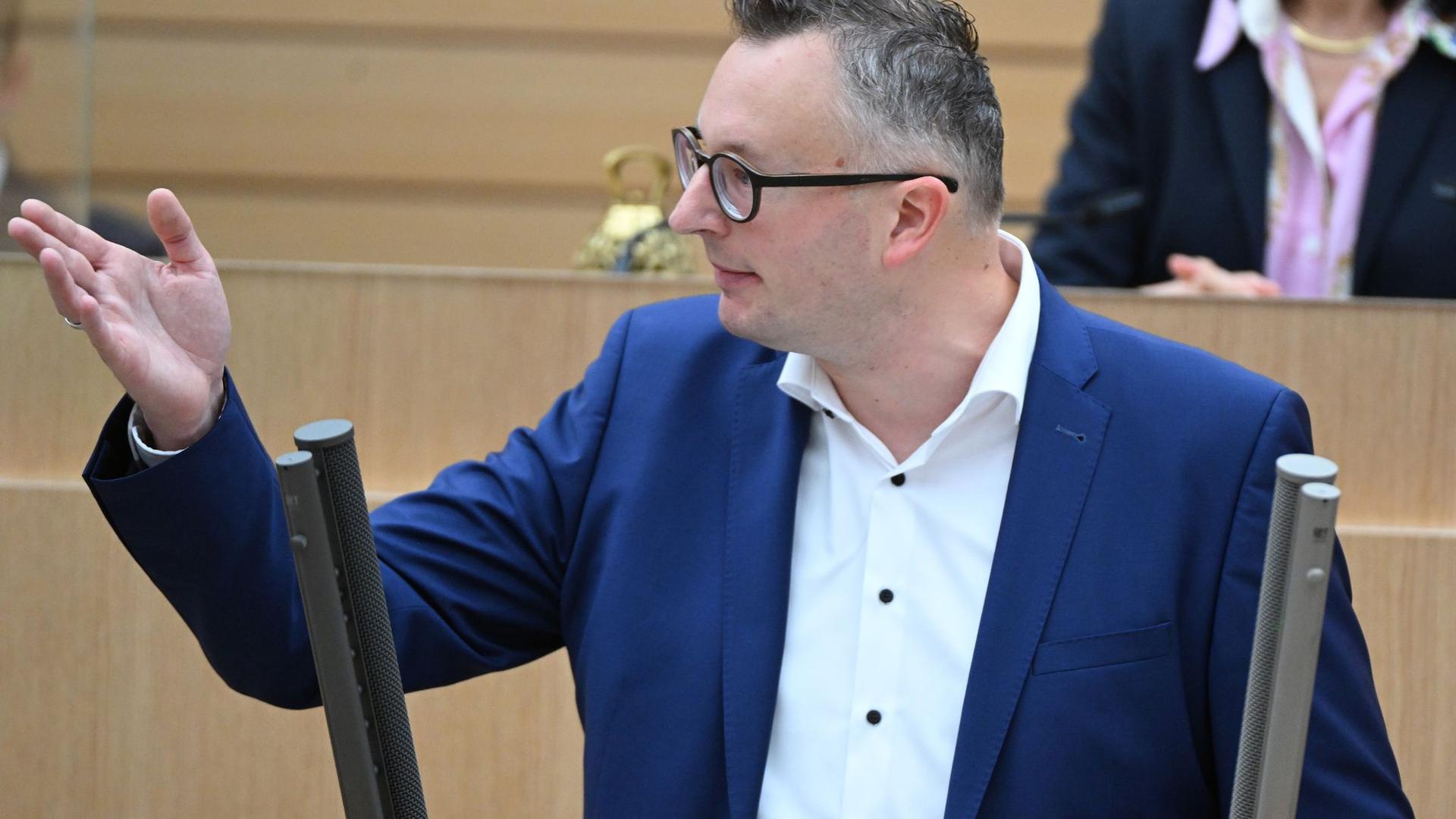 Baden-Württembergs Grünen-Fraktionschef Andreas Schwarz spricht im Landtag.