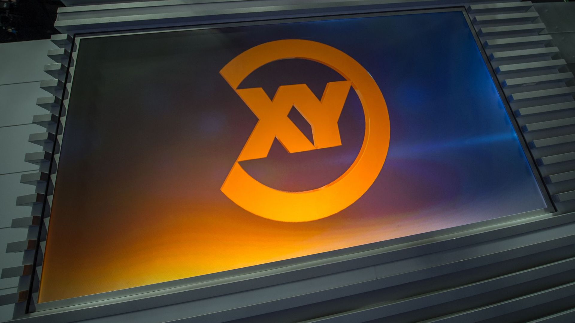 Eine Projektion des Logos der Sendung „Aktenzeichen XY ...ungelöst“ ist zu sehen.
