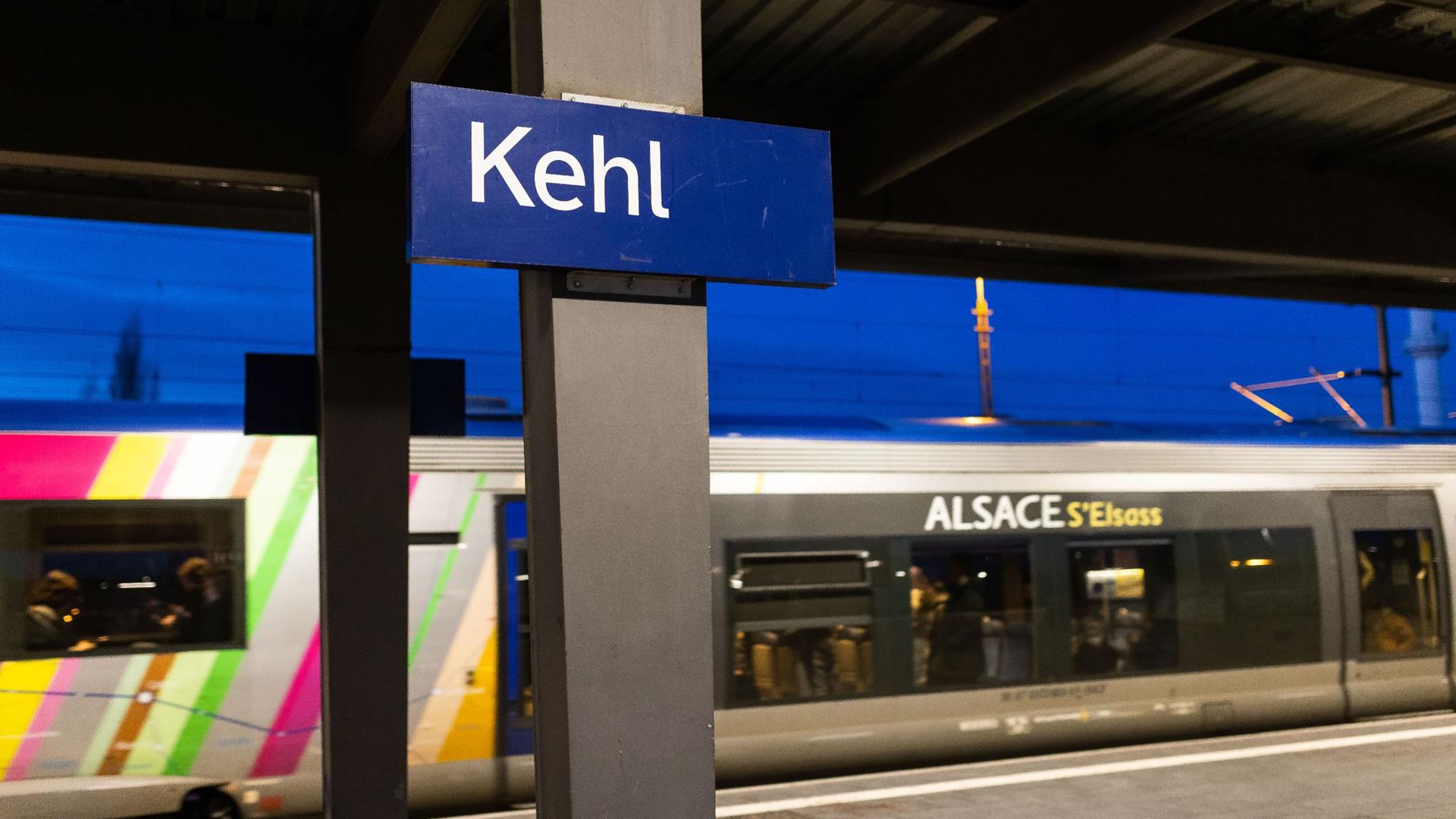 Ein Zug mit dem Fahrtziel Straßburg fährt in den Bahnhof Kehl ein.