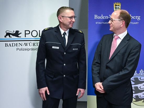 Udo Vogel (l), Polizeipräsident Reutlingen und Joachim Dittrich, Oberstaatsanwalt in Stuttgart.