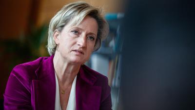 Nicole Hoffmeister-Kraut (CDU), Wirtschaftsministerin von Baden-Württemberg, spricht in einem Interview.