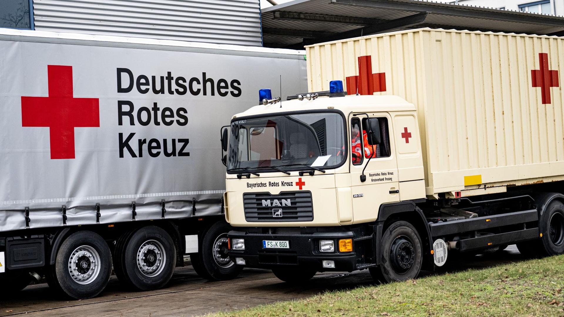 Ein Lastwagen des Deutschen Roten Kreuzes.