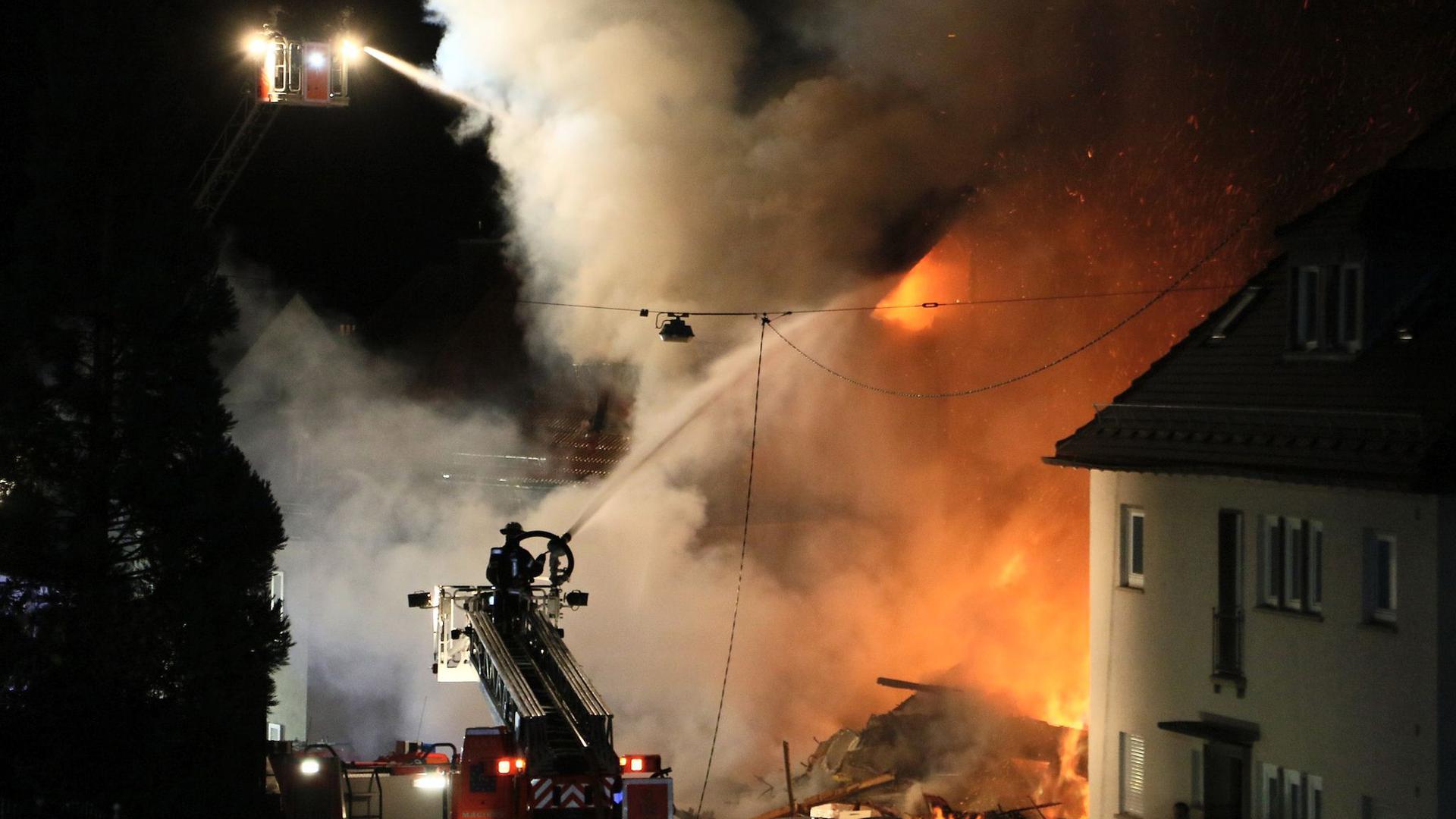 Die Feuerwehr löscht mithilfe von Drehleitern einen Wohnhausbrand in Stuttgart.