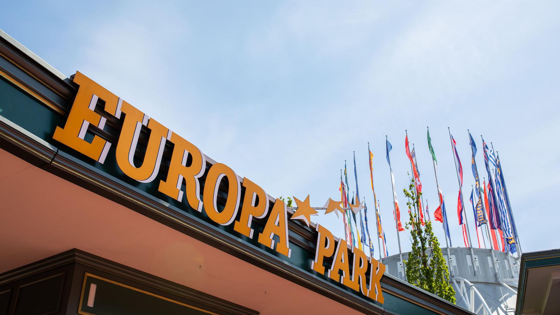 Das Logo des Europa-Parks hängt über dem Haupteingang.