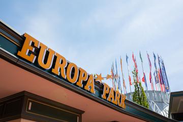 Das Logo des Europa-Parks hängt über dem Haupteingang.