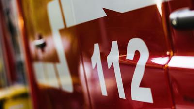 Die Notrufnummer „112“ steht auf einem Einsatzfahrzeug der Feuerwehr.