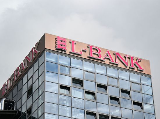 Das Logo der L-Bank ist am Dach des Bankgebäudes angebracht.