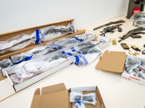 Beweismittel in Form von Waffen liegen eingepackt in Plastikfolie in einem Polizeipräsidium.