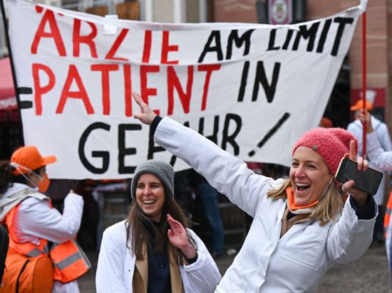 Eine Kundgebung des Marburger Bunds mit dem Plakat „Ärzte am Limit – Patient in Gefahr!“.