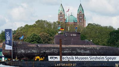 Ein ausgemustertes U-Boot U17 fährt auf dem Rhein.