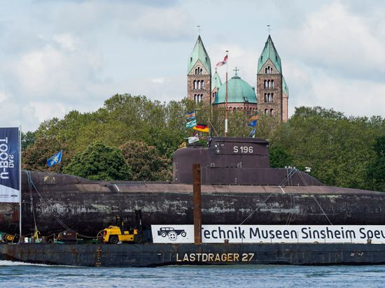 Ein ausgemustertes U-Boot U17 fährt auf dem Rhein.