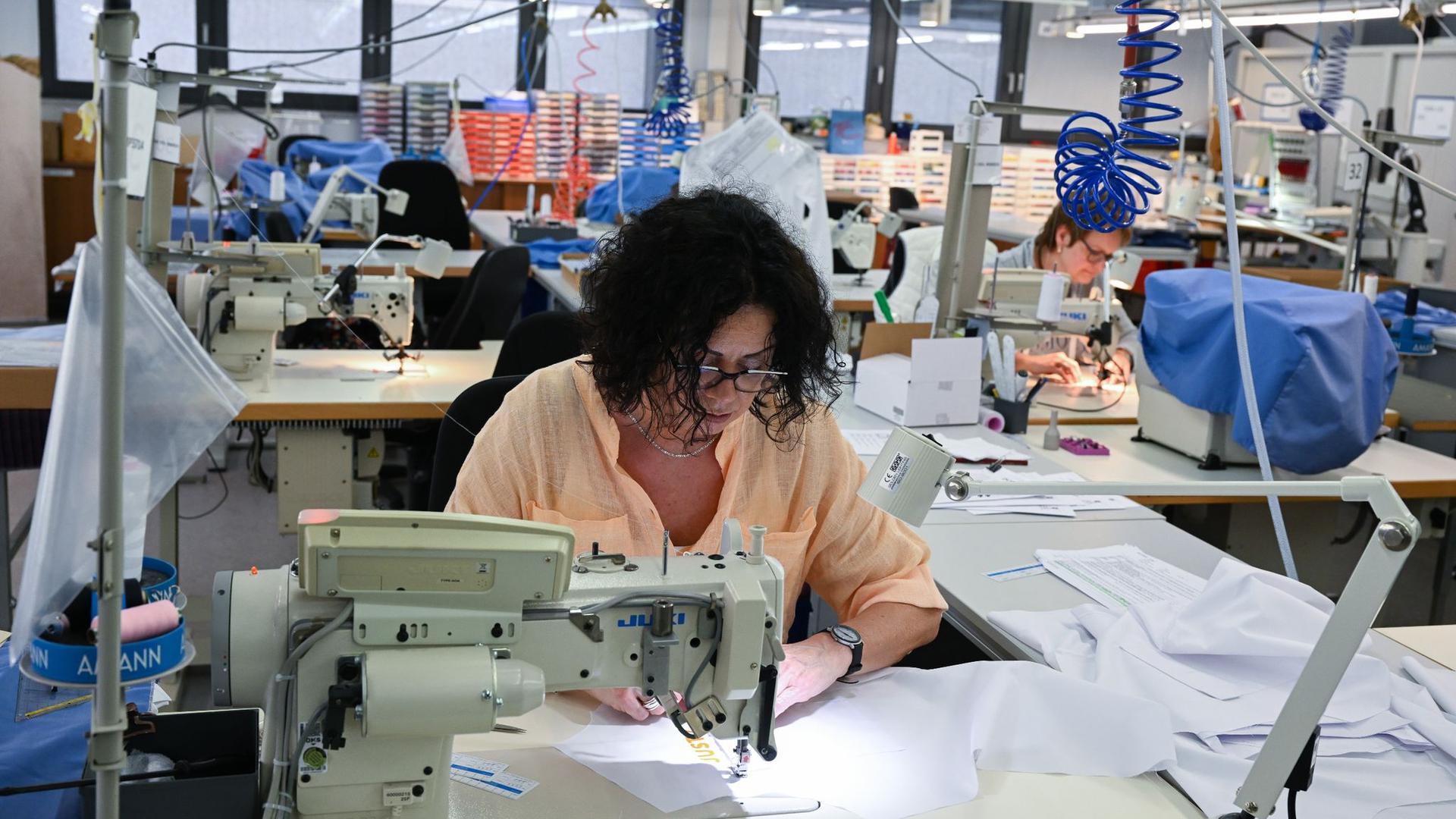 Eine Näherin arbeitet in der Musterproduktion des Hemdenherstellers Olymp in der Zentrale von Olymp.