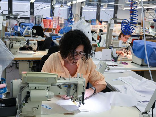 Eine Näherin arbeitet in der Musterproduktion des Hemdenherstellers Olymp in der Zentrale von Olymp.