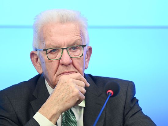 Winfried Kretschmann (Bündnis 90/Die Grünen), Ministerpräsident von Baden-Württemberg, hört im Landtag am 09.05.2023 bei einer Pressekonferenz auf Fragen von Journalisten.