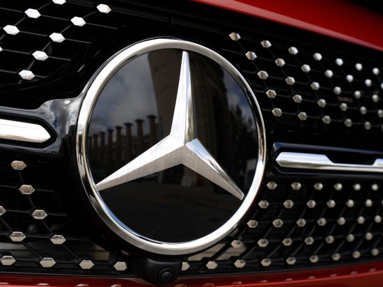 Das Logo von Mercedes-Benz an einem Fahrzeug.