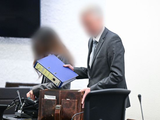 Der Angeklagte in einem Prozess um sexuelle Nötigung kommt mit seiner Frau in den Gerichtssaal.