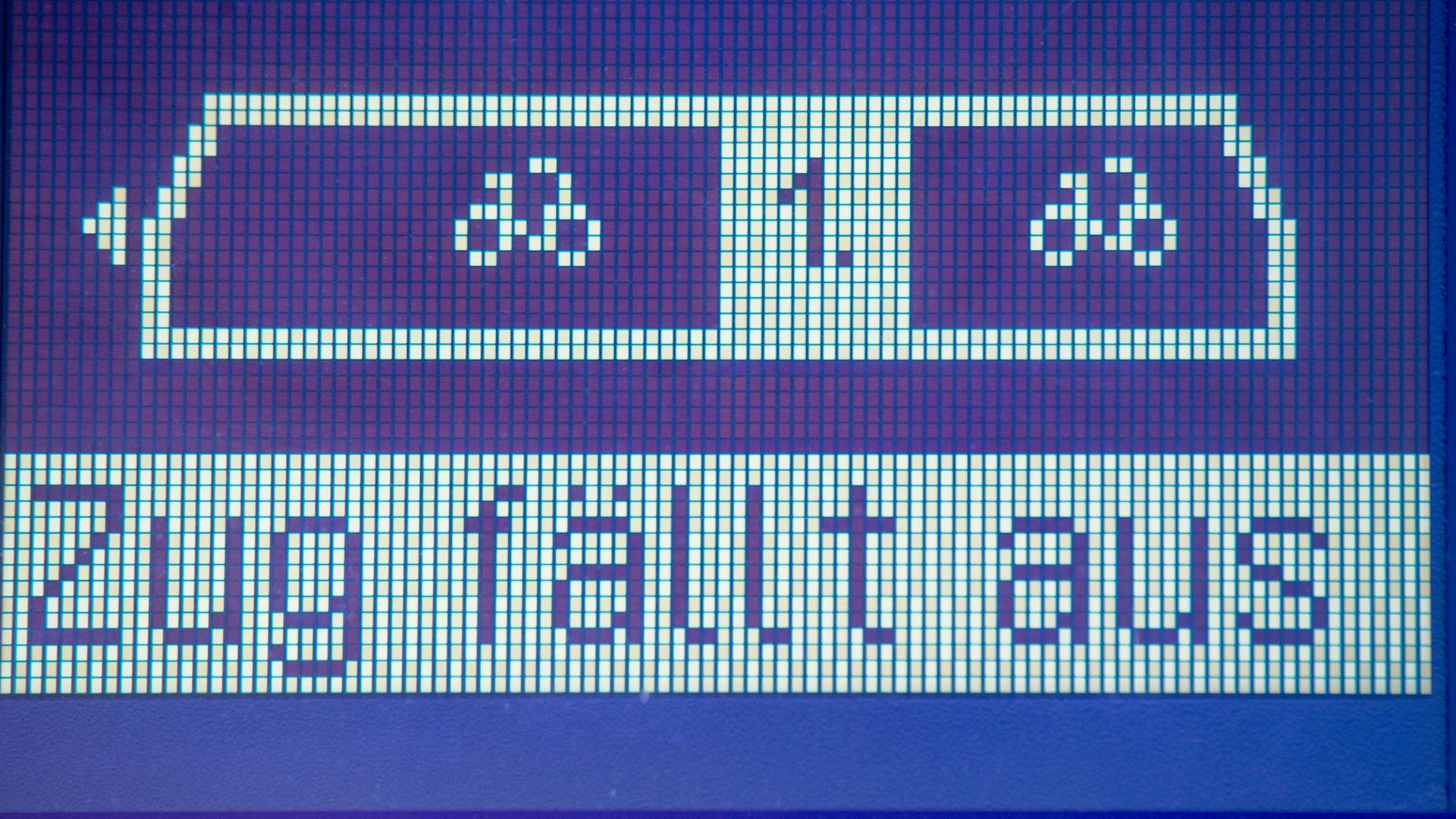 Auf einer Anzeigetafel im Bahnhof Neubrandenburg steht „Zug fällt aus“.