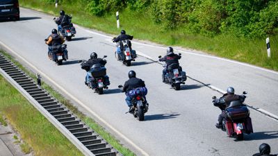 Eine Gruppe Motorradfahrer ist unterwegs.