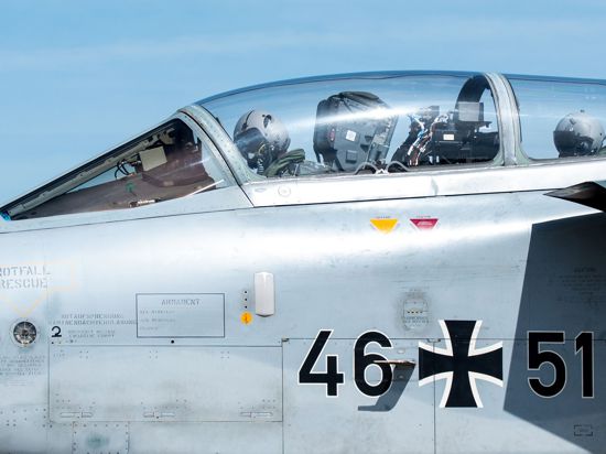 Ein Flugzeug vom Typ Tornado fährt zur Luftwaffen-Übung „Air Defender 2023“ über den Luftwaffenstützpunkt Jagel.