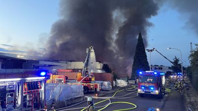 Feuerwehrleute bekämpfen einen Brand in Lauffen am Neckar.