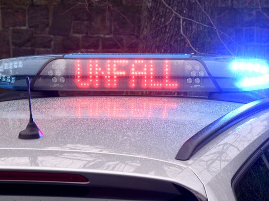 Die Leuchtschrift „Unfall“ auf dem Dach eines Polizeiwagens.