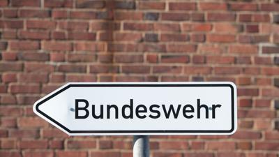 Ein Hinweisschild mit dem Schriftzug „Bundeswehr“ steht auf dem Gelände einer Bundesliegenschaft in Stralsund.
