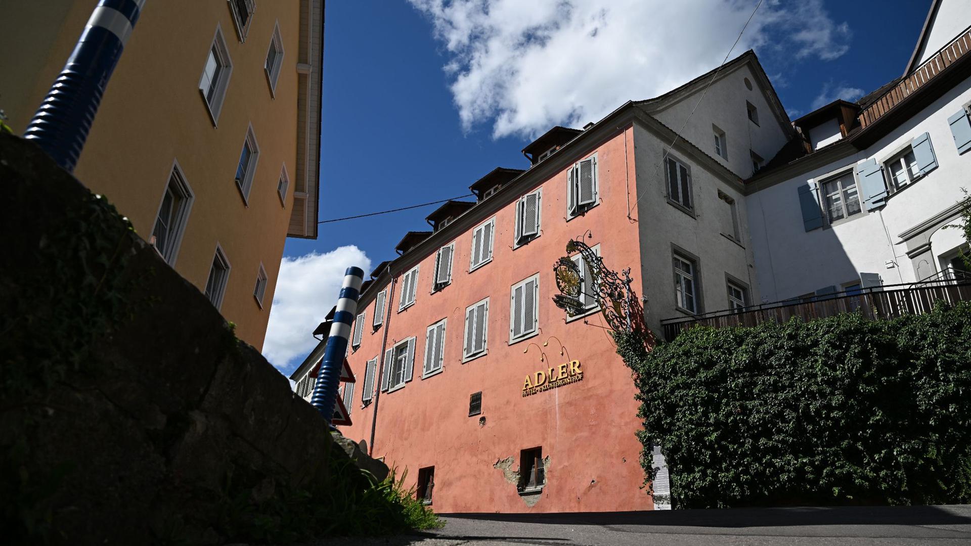 Das ehemalige Hotel Adler samt Klostergasthof steht nur wenige hundert Meter vom Rathaus entfernt.