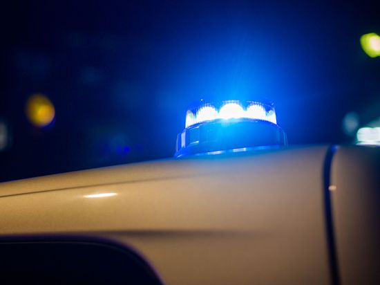Ein Blaulicht leuchtet auf dem Dach eines Polizeifahrzeugs.