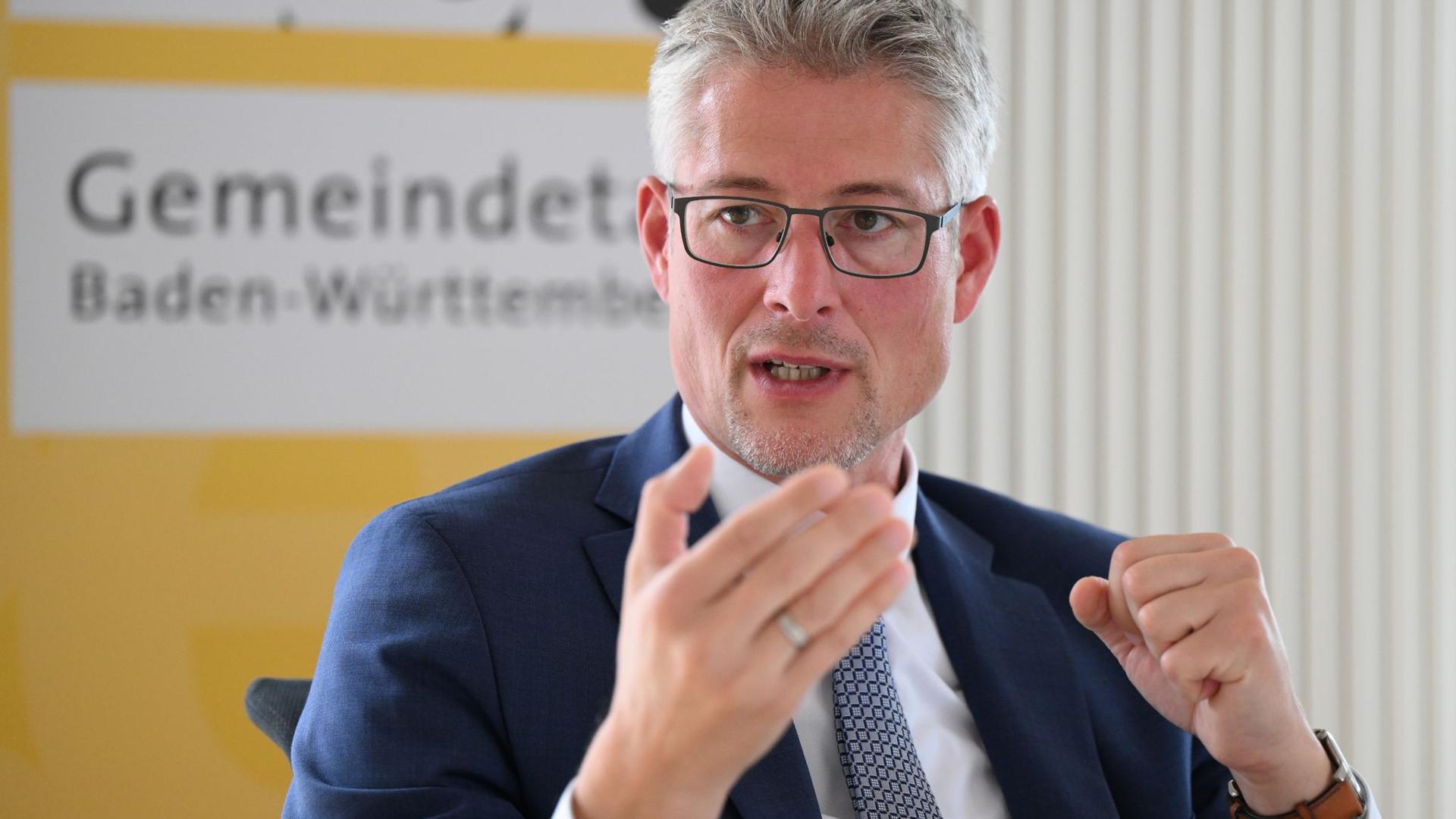 Steffen Jäger, der Präsident und Hauptgeschäftsführer des Gemeindetags Baden-Württemberg, spricht.